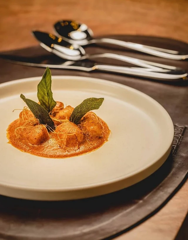 Igname en gnocchis servis avec de la tomate et de la crème