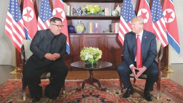 북한 외국문출판사가 12일 공개한 김정은 국무위원장 화보 '대외관계 발전의 새 시대를 펼치시어'. 김 위원장이 2018년 6월 싱가포르 북미정상회담에서 도널드 트럼프 당시 미국 대통령과 대화하는 모습이 실려있다