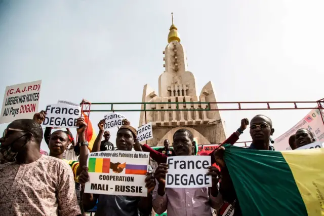Manifestants maliens avec des pancartes