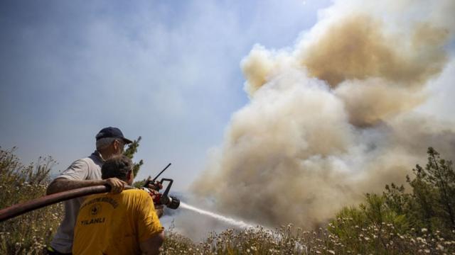 Marmaris'te yangına müdahale eden itfaiye ekipleri, 20 Haziran 2022