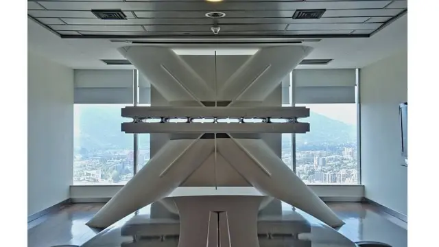 Disipador en forma de X en la Torre Titanium La Portada