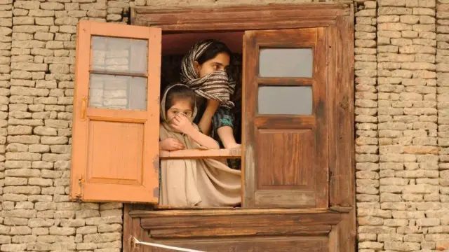 హైదరాబాద్, ముంబయి, దిల్లీ, బెంగళూరు, కోల్‌కతా, చెన్నై ఈ రెడ్ జోన్ల జాబితాలో ఉన్నాయి