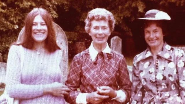 Brenda Page, à esquerda, é fotografada com a mãe e a irmã