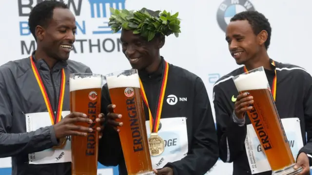 ጉየ ከውድድሩ በኋላ ሜዳልያውን አጥልቆ