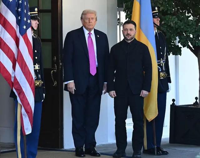 ABD Başkanı Donald Trump (solda), 17 Ekim 2025'te Washington DC'deki Beyaz Saray'da Ukrayna Devlet Başkanı Volodimir Zelenski'yi karşılarken.