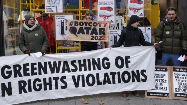Des manifestants se rassemblent devant Adidas, un important sponsor de la Fifa, à Berlin. 