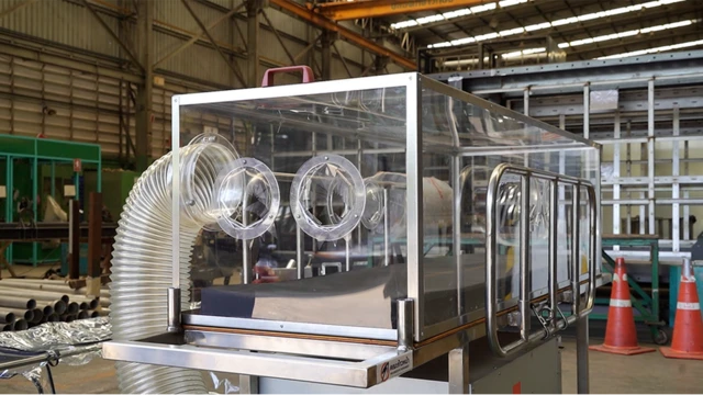 ระบบการทำงานของกล่องเก็บลมหายใจผู้ป่วยระหว่างการเคลื่อนย้าย (Patient Transportation Chamber) จะต่อท่อดูดลมหายใจจากส่วนหัวของผู้ป่วยมาไว้ในกล่อง กรองผ่านไส้กรอง HEPA ทำลายเชื้อ แล้วจึงพ่นออกไป