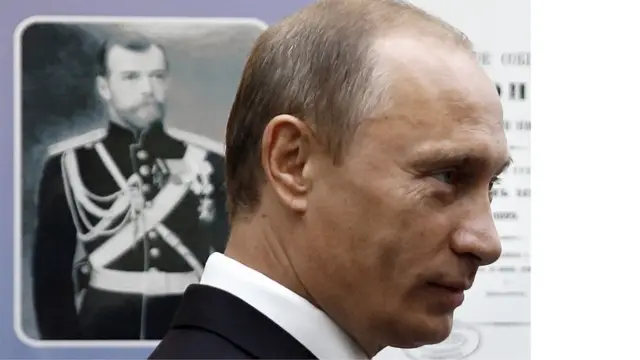 O presidente Russo Vladimir Putin pertocassino com giros gratisum retrato do Czar Nicolau 2cassino com giros gratisuma visita ao museucassino com giros gratisVladivostok,cassino com giros gratis2008.