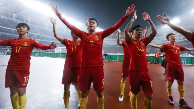 中國隊球員在賽後向球迷致意