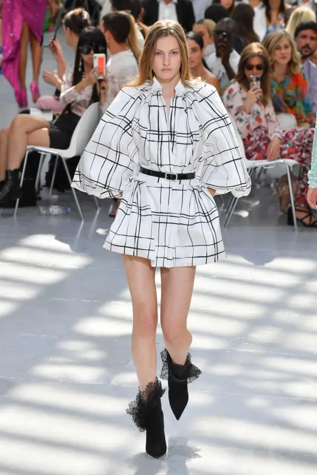 Burjua çiyinlər və beli sıxan kəmər