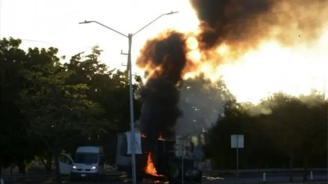 कई जगह वाहनों को आग लगा दी गई है