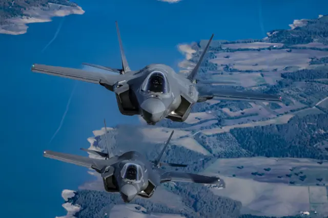Два літаки F35 у небі