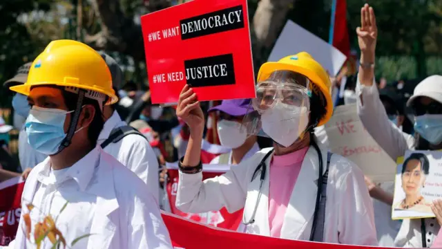 ဗုံးသံကြားကဆေးရုံတွေမှာ လက်တွေ့ဆင်းသူတွေ