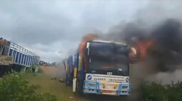 Un camion incendié par les militants du JNIM pour imposer le blocus économique à Bamako.