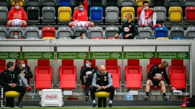 ဘောလုံးသမားတွေ လူချဲပြီးထိုင်ရသလို၊ နှာခေါင်းစည်း လည်းတပ်ထားရ