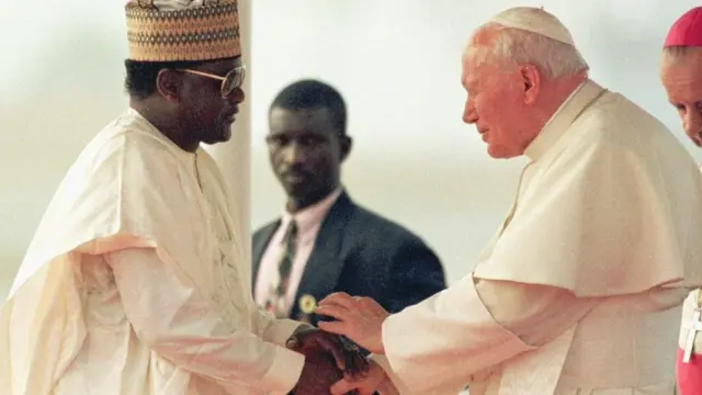 Sani Abacha yabonanye na Papa Yohani Paulo wa kabiri mu kwa gatatu kwa 1998, imbere y'uko asandaba