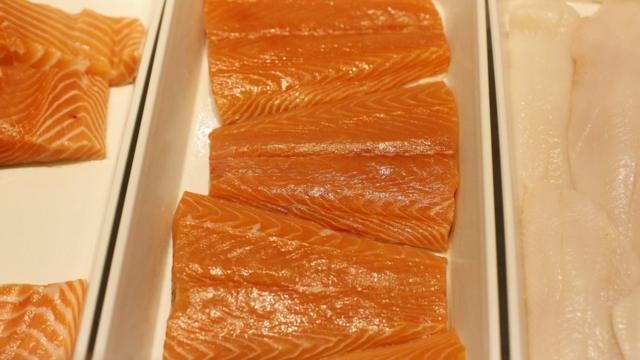 海水三文鱼片的肉色偏橙色。