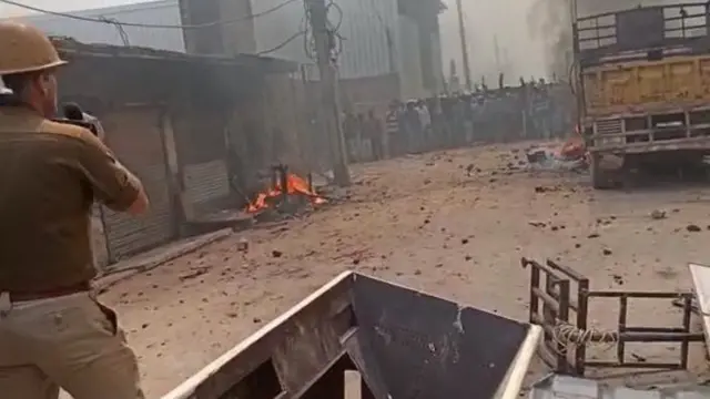 అల్లరిమూకను నిలువరిస్తున్న నీరజ్