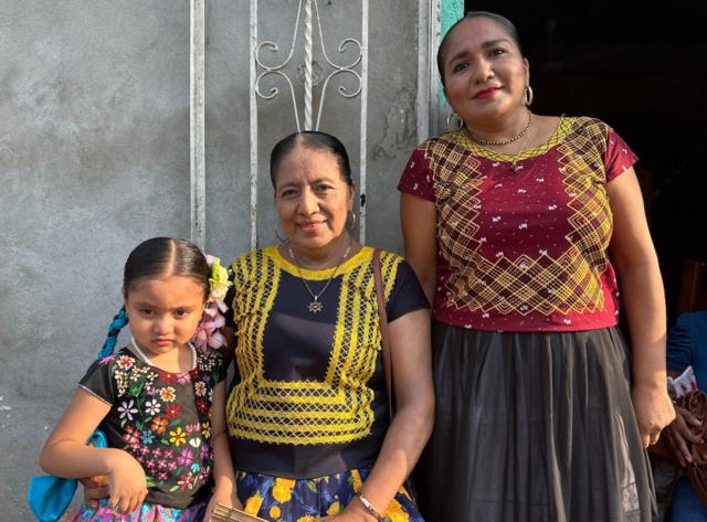 Tres generaciones de mujeres zapotecas en una imagen. 