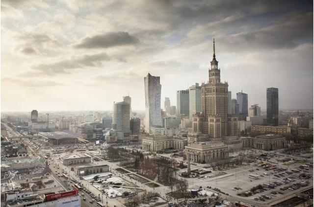 华沙居民基于旧城规划和画作，用自己的双手重建了这座城市