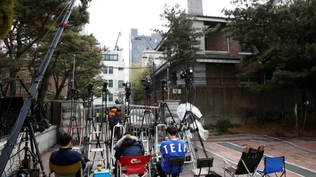 记者们在朴槿惠私宅外守候