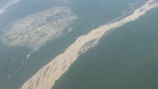 तराईको चारकोसे झाडी छेउको नदी र कृषि क्षेत्र