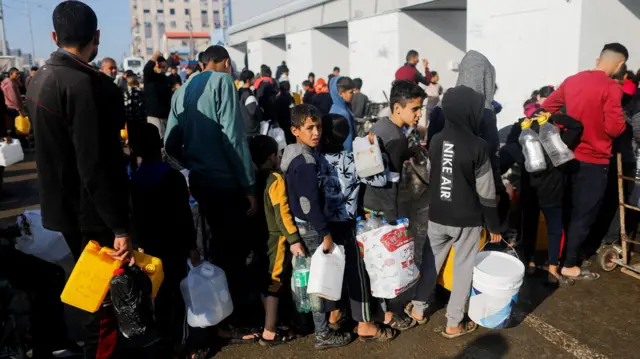 فلسطينيون يريدون الحصول على المياه.