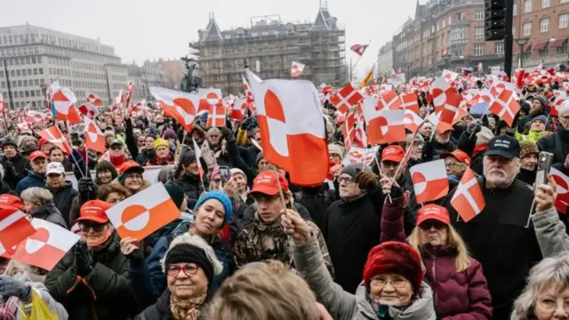 গ্রিনল্যান্ডের সাদা ও কমলা রংয়ের পতাকা হাতে বিক্ষোভে অংশ নেয় বিপুল মানুষ