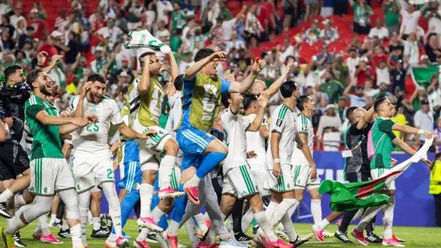 يحتفل أعضاء المنتخب الجزائري بتعادل فريقهم خلال مباراة المجموعة العاشرة من بطولة كأس العالم لكرة القدم 2026 بين الجزائر والنمسا، والتي أقيمت في 27 يونيو/حزيران 2026 على ملعب كانساس سيتي في مدينة كانساس سيتي بولاية ميزوري.