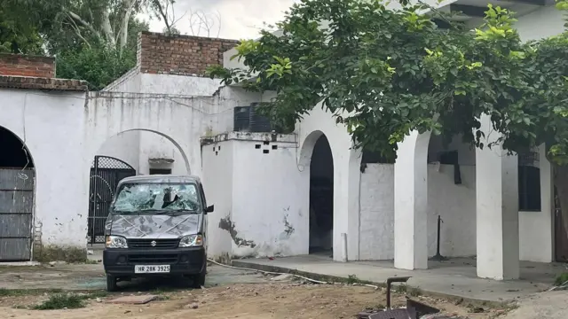 हमले में क्षतिग्रस्त वाहन