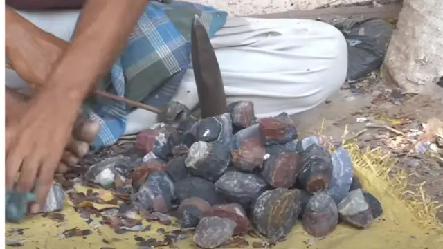 પથ્થર ફોડવાથી સિલિકાની રજ ફેફસામાં જમા થાય છે અને પરિણામે સિલિકોસિસ નામની જીવલેણ બિમારી લાગું પડે છે