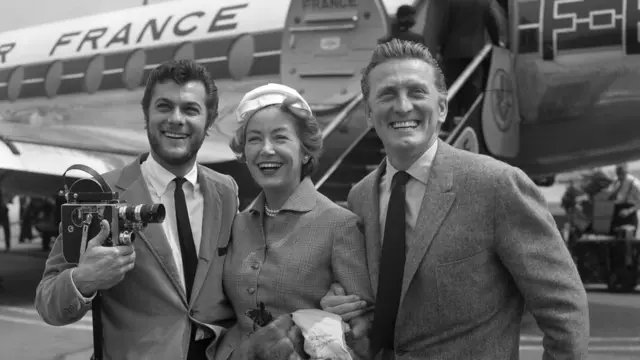 كيرك دوغلاس وزوجته والممثل توني كيرتس