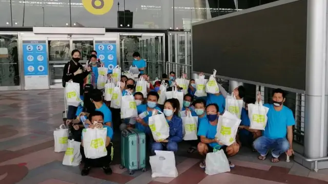 Chúng tôi quyên góp cho những người mãn hạn tù bay từ Thái Lan về Việt Nam