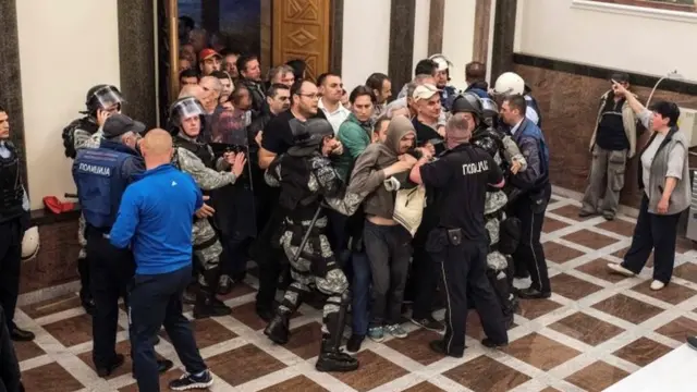 Los manifestantes irrumpen en el Parlamento