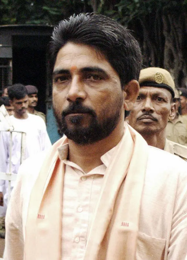 15 सितंबर 2003 को भुवनेश्वर की विशेष अदालत में पेश होने के लिए पहुँचे दारा सिंह