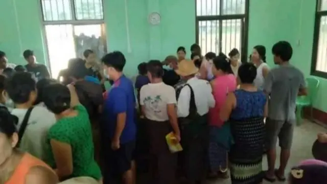 ရွှေပြည်သာမှာ ဧည့်စာရင်းတိုင်ဖို့ တန်းစီစောင့်ဆိုင်းနေကြစဥ်