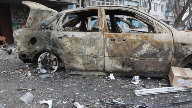 রুশ হামলায় মারিউপোল শহরে বিধ্বস্ত একটি গাড়ি।