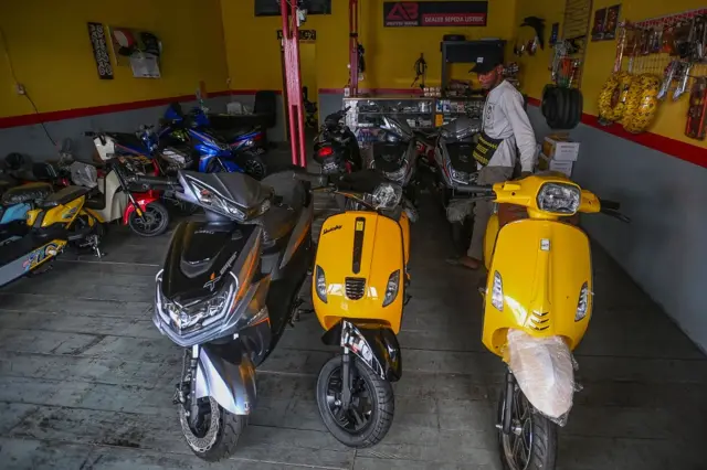 Sepeda motor listrik jadi andalan warga Agats dalam mencari nafkah, dari jual-beli unit sepeda motor listrik, jasa transportasi ojek, hingga bengkel.