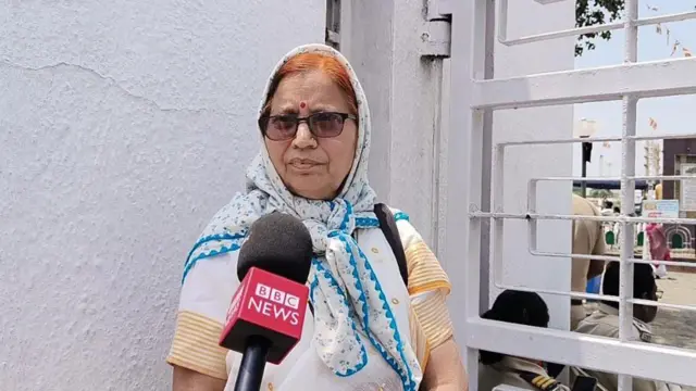 दीक्षाभूमीवर आलेल्या अनुयायी