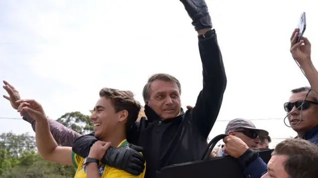 Nikolas Ferreira e Jair Bolsonaro durante uma motociatasviten pokerPoçossviten pokerCaldas, Minas Gerais