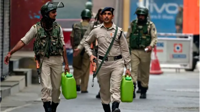 انڈیا میں جموں اور کشمیر کے علاقوں سے آرٹیکل 370 کی منسوخی اور لاک ڈاؤن کو تقریباً دو ماہ ہوگئے ہیں۔ انڈیا کی حکومت کا کہنا ہے کہ انھوں نے یہ اقدام کشمیر کی ترقی کے لیے کیا ہے۔