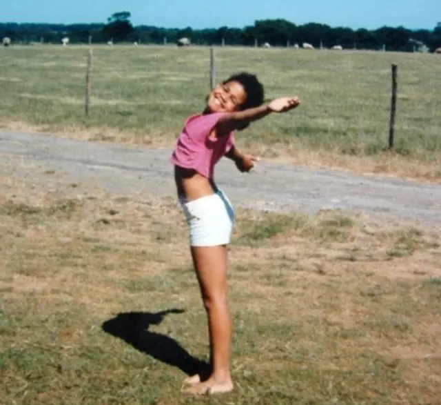 Sara Jayne akiwa mtoto