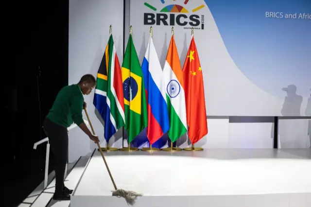 БРИКС тобун адегенде беш өлкө Бразилия, Орусия, Индия, Кытай жана Түштүк Африка түзгөн. Уюмдун аталышы дагы ушул беш өлкөнүн баш тамгаларынан куралган