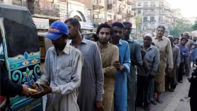 পাকিস্তানে খাবারের জন্য লাইন