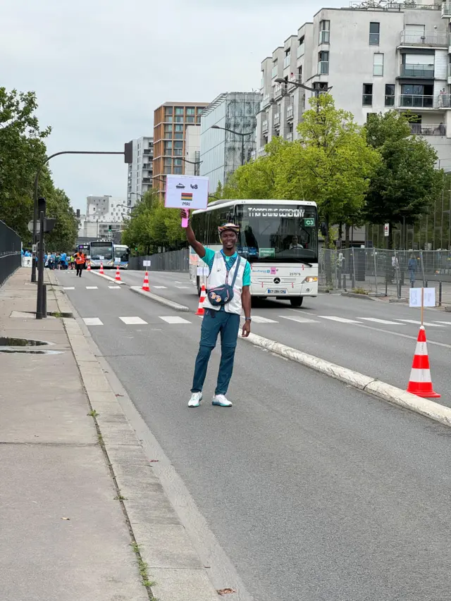 Komlan Atcha à l'accueil de la délégation Mauricienne pour la conduire sur le bateau sur la Seine lors de la cérémonie d'ouverture