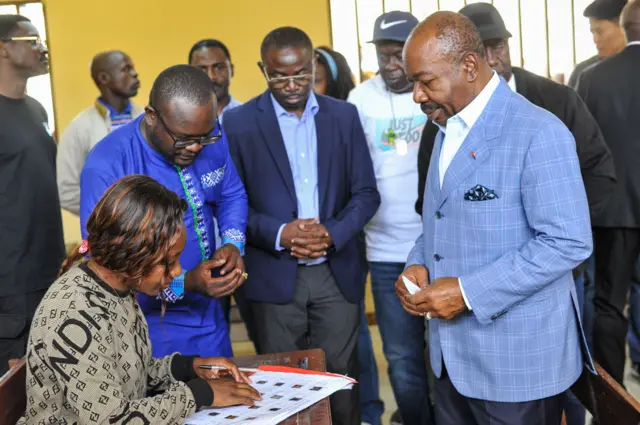 စနေနေ့ ရွေးကောက်ပွဲမှာ မဲပေးနေတဲ့ သမ္မတ အလီဘွန်ဂို