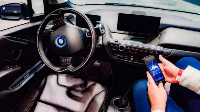 রোবট্যাক্সিতে চালকের আসন খালি। গাড়ি চলে আর্টিফিশিয়াল ইন্টেলিজেন্স প্রযুক্তির সাহায্যে।