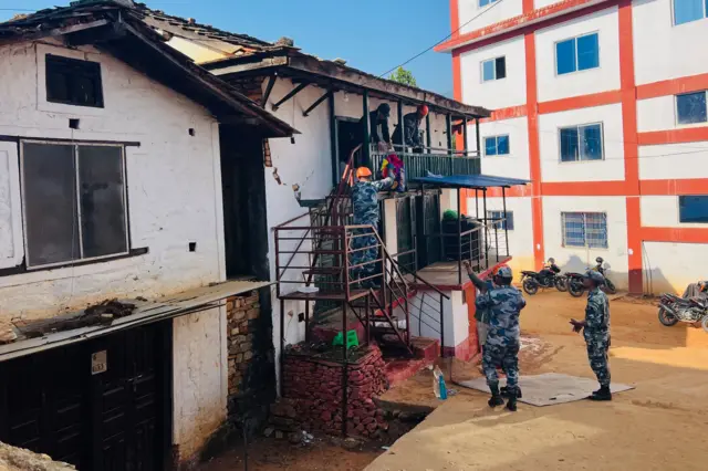 घरबाट सामान निकाल्दै