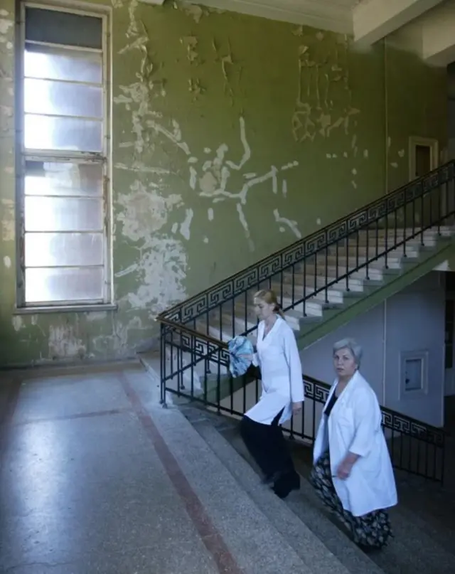 Instituto Eliava con paredes descascaradas.