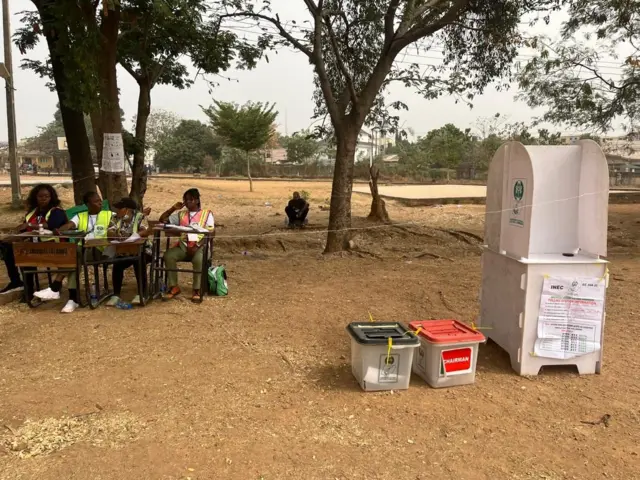 Inec ad-hoc staff just dey chill for polling units at Govment Secondary School Wuse Zone 3, sake of say pipo not too come out to vote